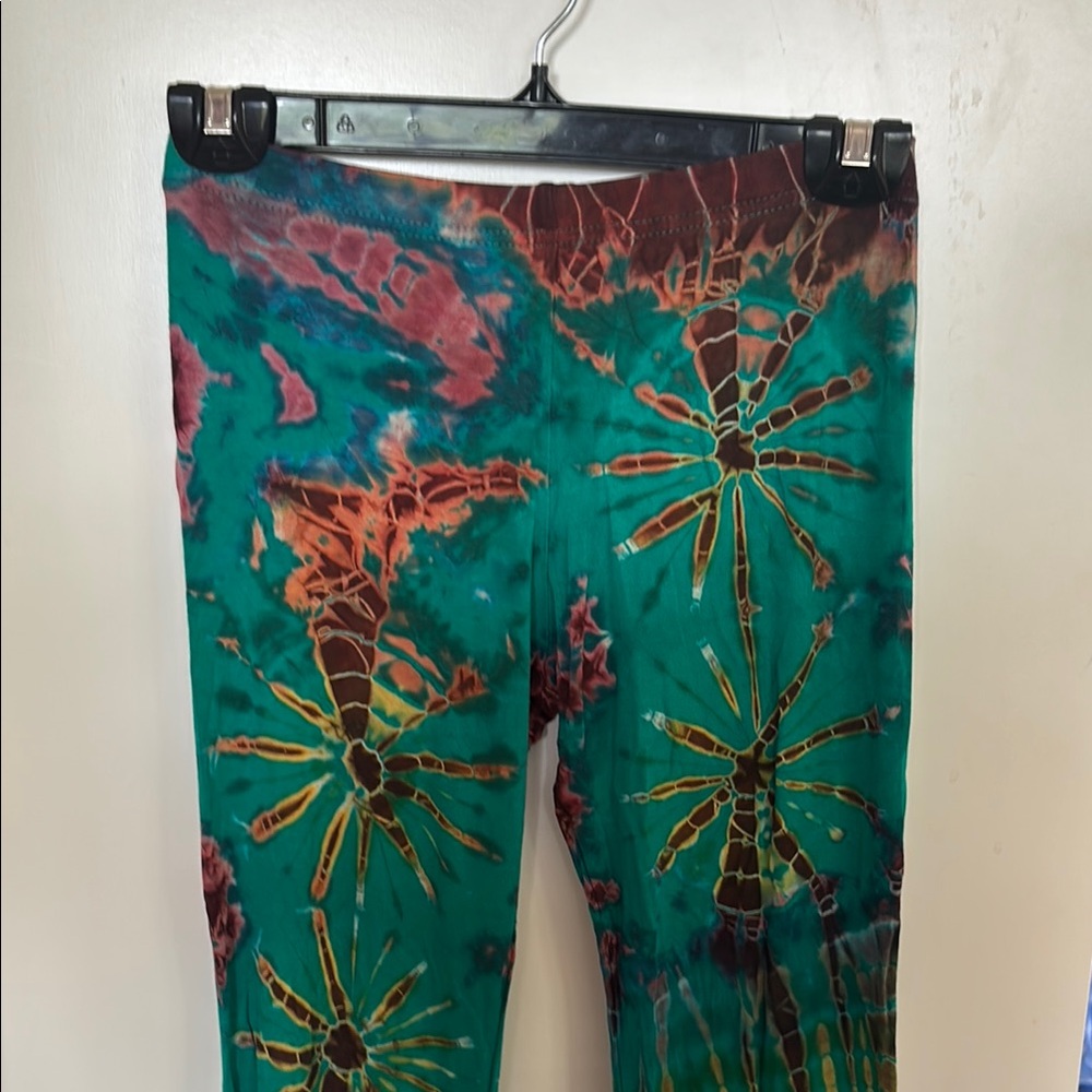Green and Orange Tie-Dye Elanora Fashions Leggings with Dynamic Patterns